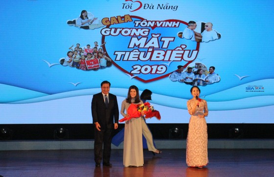 Chủ tịch UBND Đà Nẵng trao tặng 22 cá nhân, tập thể trong chuyên mục “Tôi yêu Đà​ Nẵng” ảnh 1