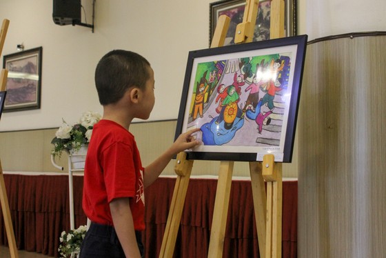 Gần 600 tác phẩm tham gia cuộc thi vẽ tranh "Văn hóa giao thông trong mắt em" tại Đà Nẵng ảnh 1