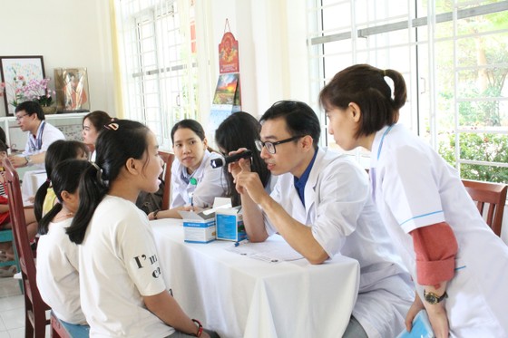 Tổ chức tư vấn, khám chữa bệnh, cấp phát thuốc miễn phí cho trẻ em mồ côi tại TP Đà Nẵng ảnh 1