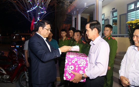 Lãnh đạo TP Đà Nẵng đến thăm, chúc Tết cán bộ, nhân viên thực hiện nhiệm vụ đêm Giao thừa ảnh 2