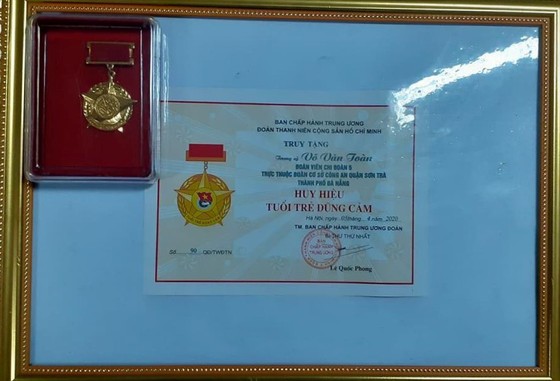 Tặng huy hiệu 'Tuổi trẻ dũng cảm' cho Thượng sĩ Võ Văn Toàn ảnh 2