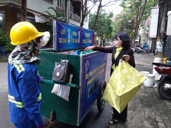 Tạo thói quen từ siêu thị “Đổi rác thải nhựa lấy quà tặng” ảnh 4