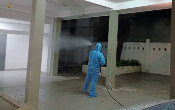 Phun hóa chất tại Bệnh viện C và Bệnh viện Đà Nẵng phòng chống Covid-19 ảnh 6