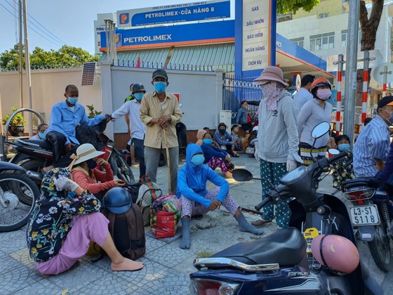Người dân chực chờ trước chốt chặn phong tỏa để được chạy thận tại bệnh viện Đà Nẵng ảnh 1
