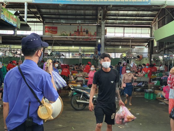 Người dân Đà Nẵng đổ xô mua hàng tích trữ dù hàng hóa không khan hiếm ảnh 6