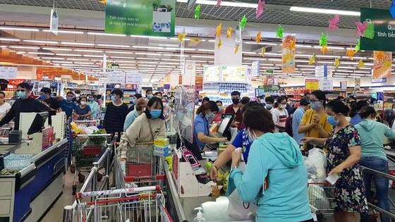 Người dân Đà Nẵng đổ xô mua hàng tích trữ dù hàng hóa không khan hiếm ảnh 1