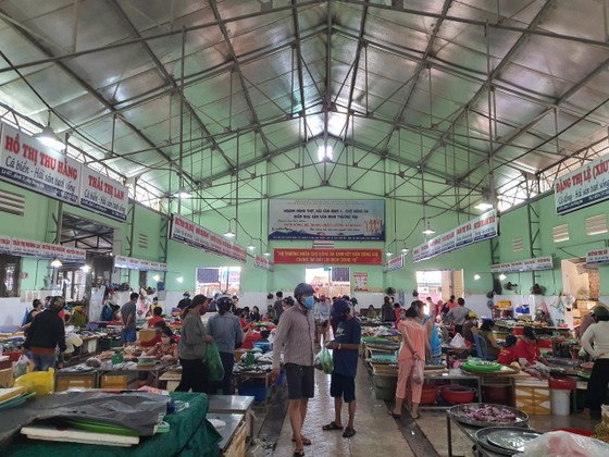 Đà Nẵng: Ngày đầu đi chợ bằng thẻ theo ngày chẵn lẻ ảnh 9