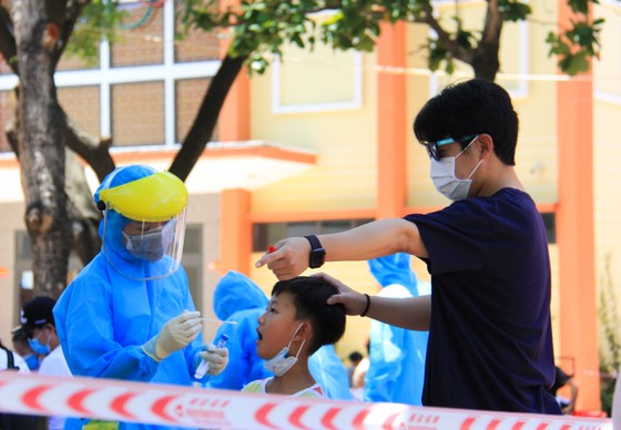 Gần 2.200 người nước ngoài được xét nghiệm Covid-19 tại quận Sơn Trà ảnh 7