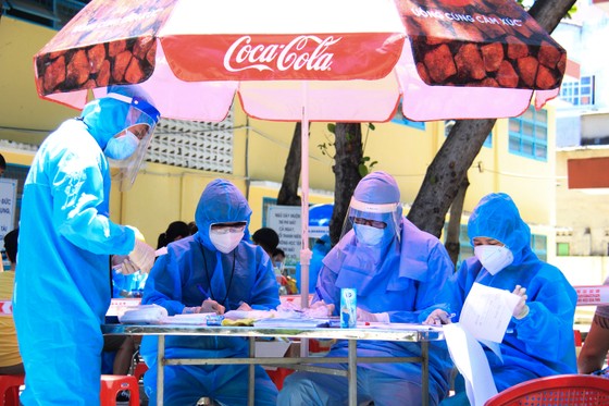 Gần 2.200 người nước ngoài được xét nghiệm Covid-19 tại quận Sơn Trà ảnh 12