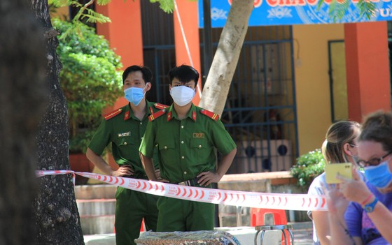 Gần 2.200 người nước ngoài được xét nghiệm Covid-19 tại quận Sơn Trà ảnh 14