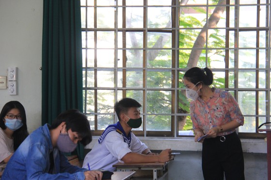 Gần 11.000 thí sinh thi tốt nghiệp THPT đợt 2 được lấy mẫu xét nghiệm Covid-19 tại Đà Nẵng ảnh 12