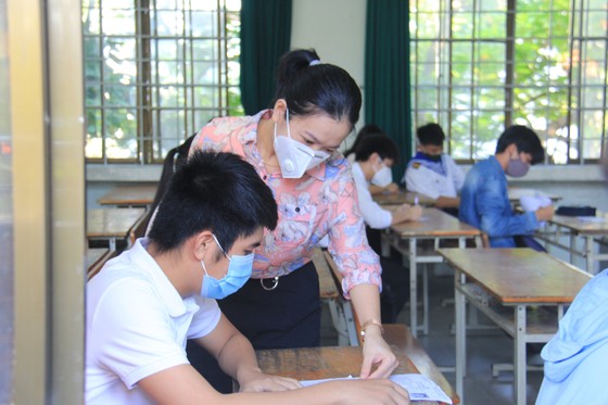 Gần 11.000 thí sinh thi tốt nghiệp THPT đợt 2 được lấy mẫu xét nghiệm Covid-19 tại Đà Nẵng ảnh 14