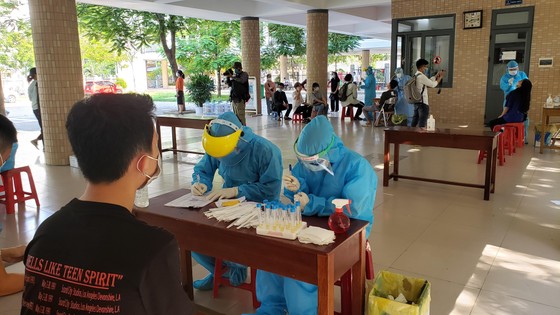 Gần 11.000 thí sinh thi tốt nghiệp THPT đợt 2 được lấy mẫu xét nghiệm Covid-19 tại Đà Nẵng ảnh 23