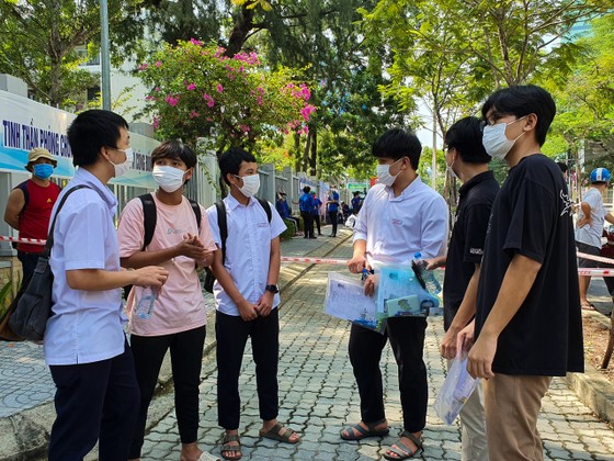 Gần 11.400 thí sinh Đà Nẵng, Quảng Ngãi hoàn thành môn thi đầu tiên kỳ thi tốt nghiệp THPT đợt 2 ảnh 14
