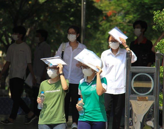 Gần 11.400 thí sinh Đà Nẵng, Quảng Ngãi hoàn thành môn thi đầu tiên kỳ thi tốt nghiệp THPT đợt 2 ảnh 11