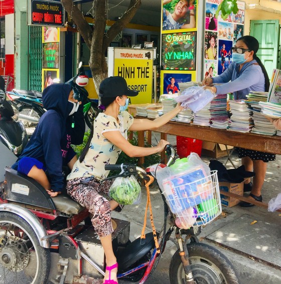 Nhiều mô hình "chia sẻ" sách giúp đỡ học sinh khó khăn ảnh 5