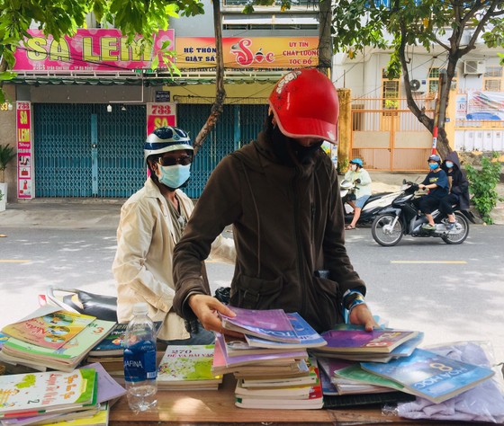Nhiều mô hình "chia sẻ" sách giúp đỡ học sinh khó khăn ảnh 6