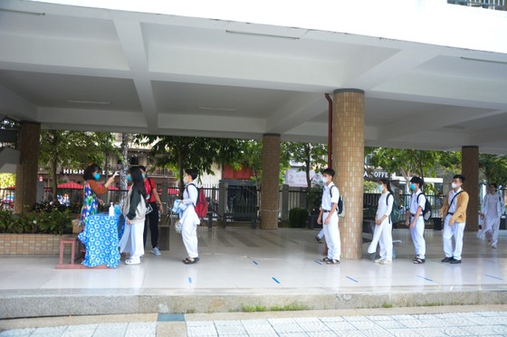Học sinh Đà Nẵng đi học trở lại sau thời gian giãn cách do Covid-19 ảnh 7
