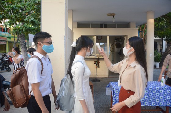Học sinh Đà Nẵng đi học trở lại sau thời gian giãn cách do Covid-19 ảnh 11