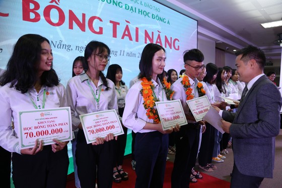 Đà Nẵng: Hơn 12 tỷ đồng học bổng dành cho tân sinh viên ảnh 1