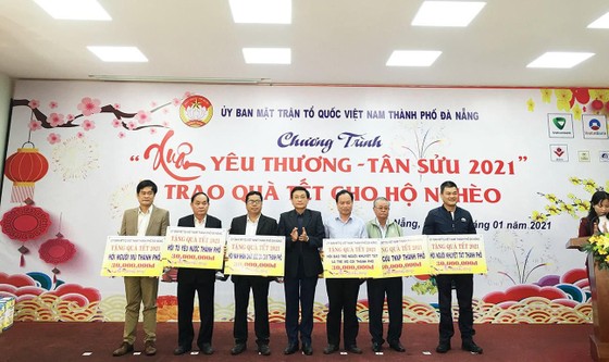 Trao 10.672 suất quà tết cho người nghèo ở Đà Nẵng ảnh 1