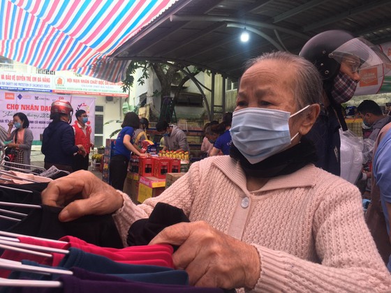 Chợ Nhân đạo - món quà Tết cho người dân nghèo Đà Nẵng ảnh 3