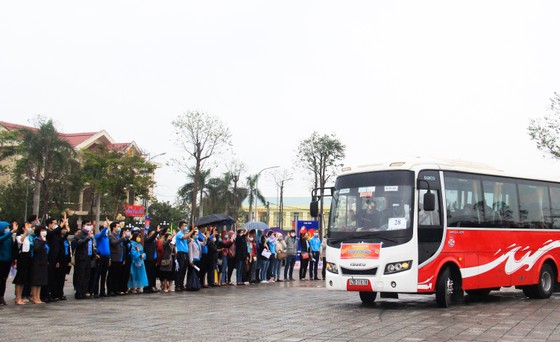 Đà Nẵng hỗ trợ xe đưa 3.000 lao động về quê đón tết ảnh 12