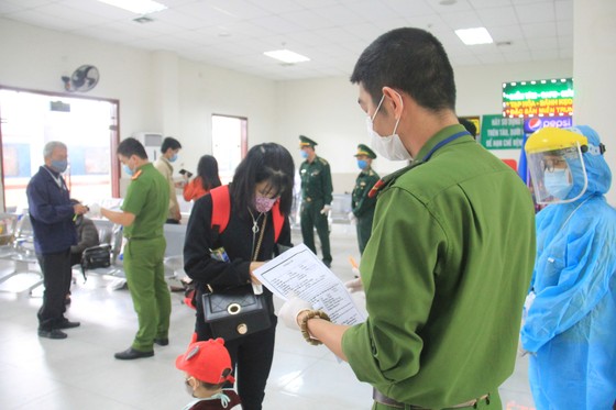 Đà Nẵng: Lập chốt chặn phòng dịch, người dân an tâm đón tết ảnh 5
