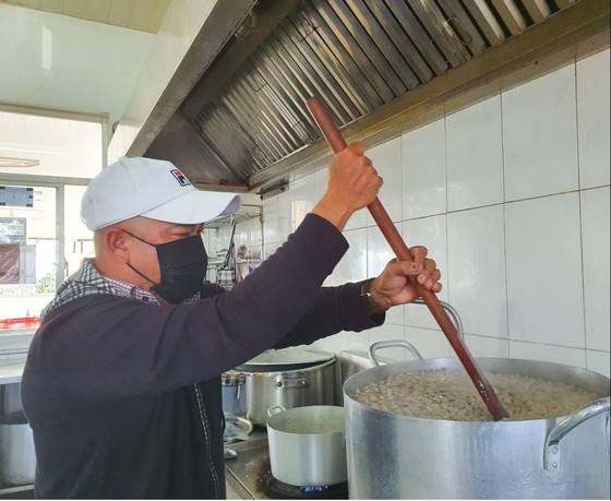 Nghĩa tình từ những suất ăn ảnh 2