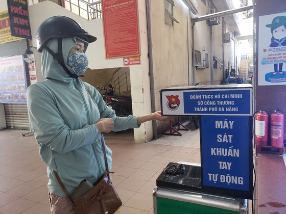 Đà Nẵng: Ngày đầu người dân đi chợ bằng thẻ để phòng chống dịch Covid-19 ảnh 3
