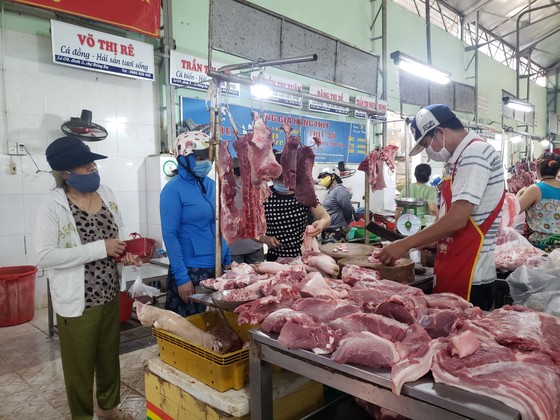Đà Nẵng: Ngày đầu người dân đi chợ bằng thẻ để phòng chống dịch Covid-19 ảnh 2