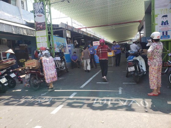 Đà Nẵng: Ngày đầu người dân đi chợ bằng thẻ để phòng chống dịch Covid-19 ảnh 5