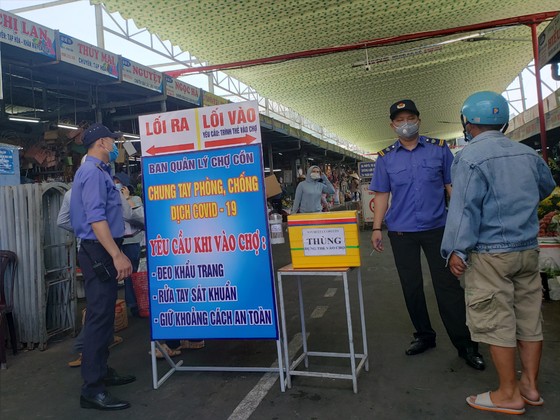 Đà Nẵng: Ngày đầu người dân đi chợ bằng thẻ để phòng chống dịch Covid-19 ảnh 6