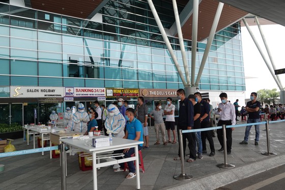 Xét nghiệm hơn 2.000 người tại Cảng Hàng không quốc tế Đà Nẵng ảnh 5