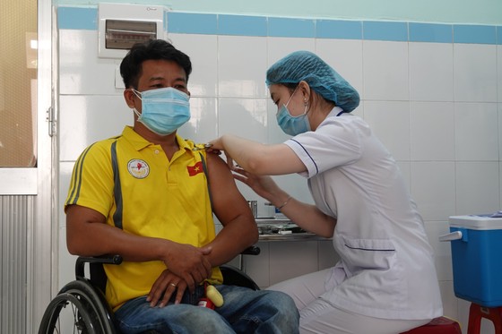 Nhân viên y tế Bệnh viện 199 tiêm vaccine Covid-19 cho vận động viên Paralympic Việt Nam
