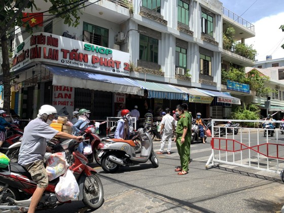 Người dân Đà Nẵng đổ xô đi mua thực phẩm trước thông tin 'ai ở đâu, ở yên đó' ảnh 3