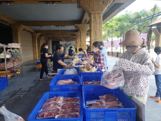 Người dân Đà Nẵng đổ xô đi mua thực phẩm trước thông tin 'ai ở đâu, ở yên đó' ảnh 5