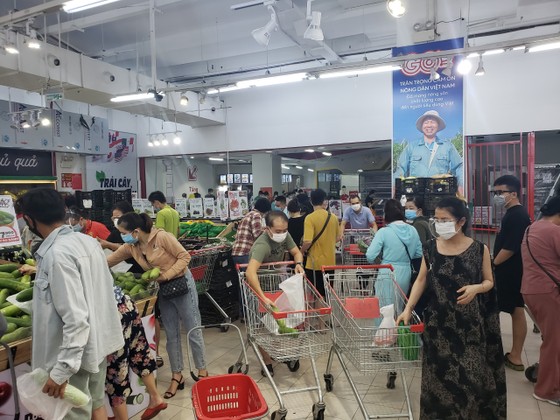 Người dân Đà Nẵng đổ xô đi mua thực phẩm trước thông tin 'ai ở đâu, ở yên đó' ảnh 2