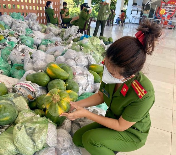  Công an Đà Nẵng mở 30 container phục vụ hàng thiết yếu giá rẻ cho người dân ảnh 8