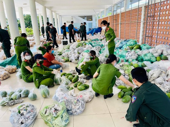  Công an Đà Nẵng mở 30 container phục vụ hàng thiết yếu giá rẻ cho người dân ảnh 7
