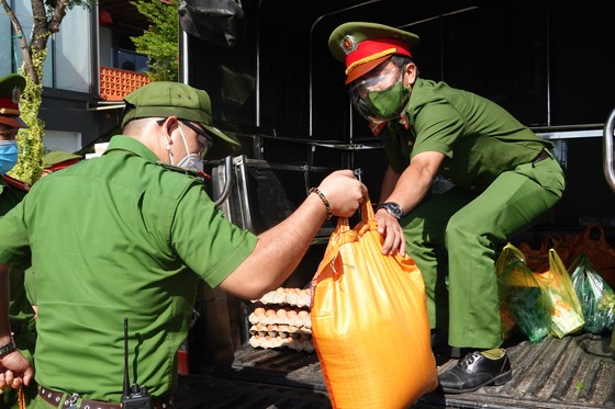  Công an Đà Nẵng mở 30 container phục vụ hàng thiết yếu giá rẻ cho người dân ảnh 26