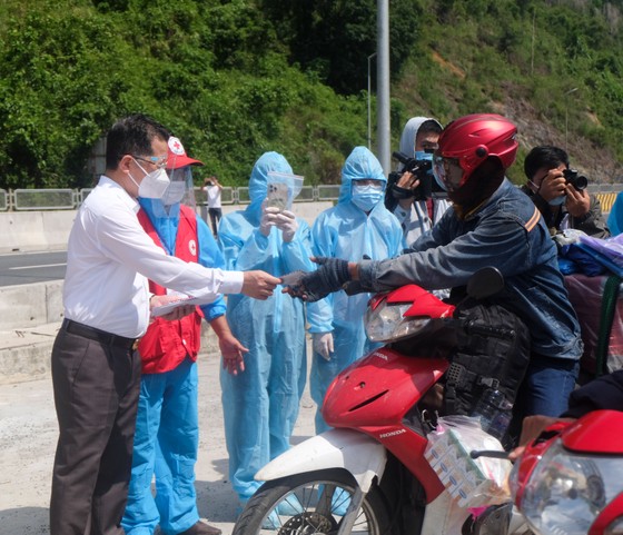 Đà Nẵng: Tặng xe máy mới cho người khó khăn trên đường trở về quê ảnh 2