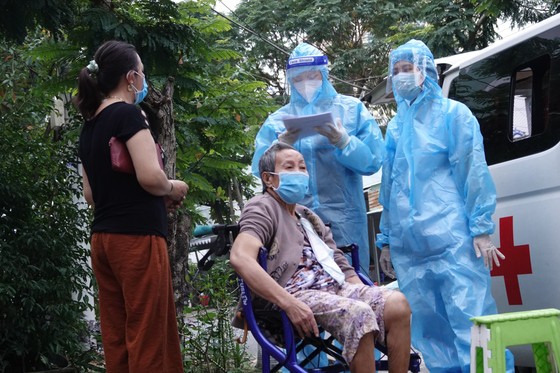 Đà Nẵng triển khai tiêm vaccine lưu động tại nhà cho người già, người có bệnh nền ảnh 6