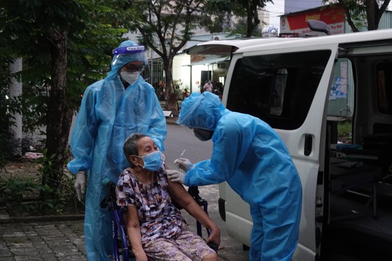 Đà Nẵng triển khai tiêm vaccine lưu động tại nhà cho người già, người có bệnh nền ảnh 8