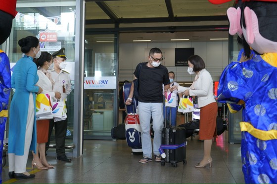 Đà Nẵng đón những du khách đầu tiên 'xông đất' năm 2022 ảnh 1