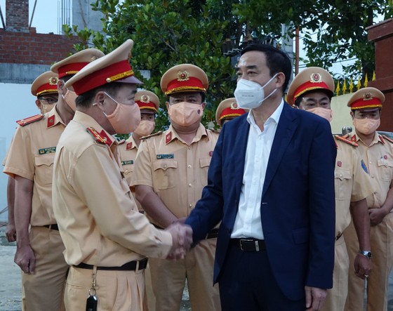 Lãnh đạo TP Đà Nẵng thăm và chúc tết các đơn vị trong đêm giao thừa ảnh 2