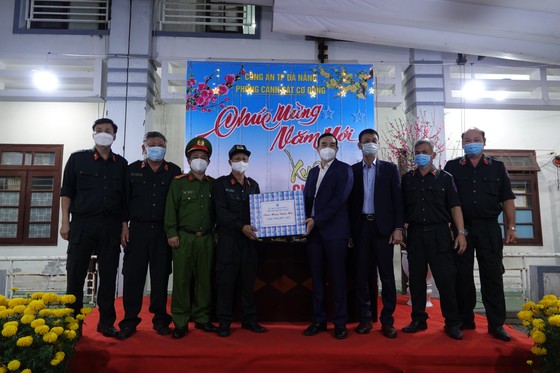 Lãnh đạo TP Đà Nẵng thăm và chúc tết các đơn vị trong đêm giao thừa ảnh 3