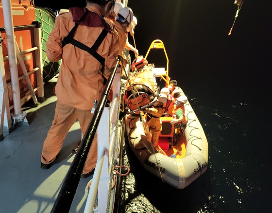 Cứu ngư dân bị thương nặng trên vùng biển Hoàng Sa ảnh 1