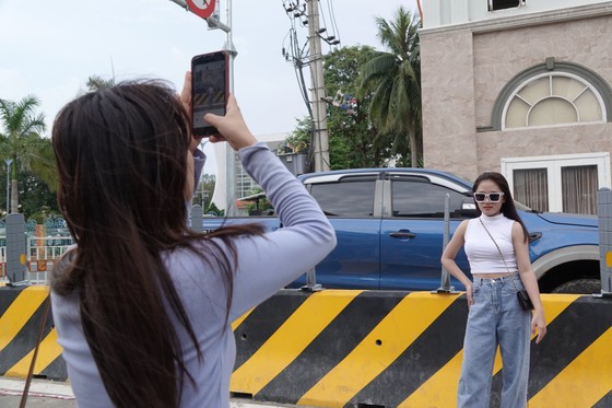 Giới trẻ thích thú check-in hầm chui cầu Trần Thị Lý trước ngày thông xe ảnh 6