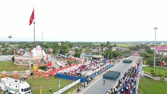 Sôi động du lịch miền Trung dịp lễ 30-4 và 1-5 ảnh 4